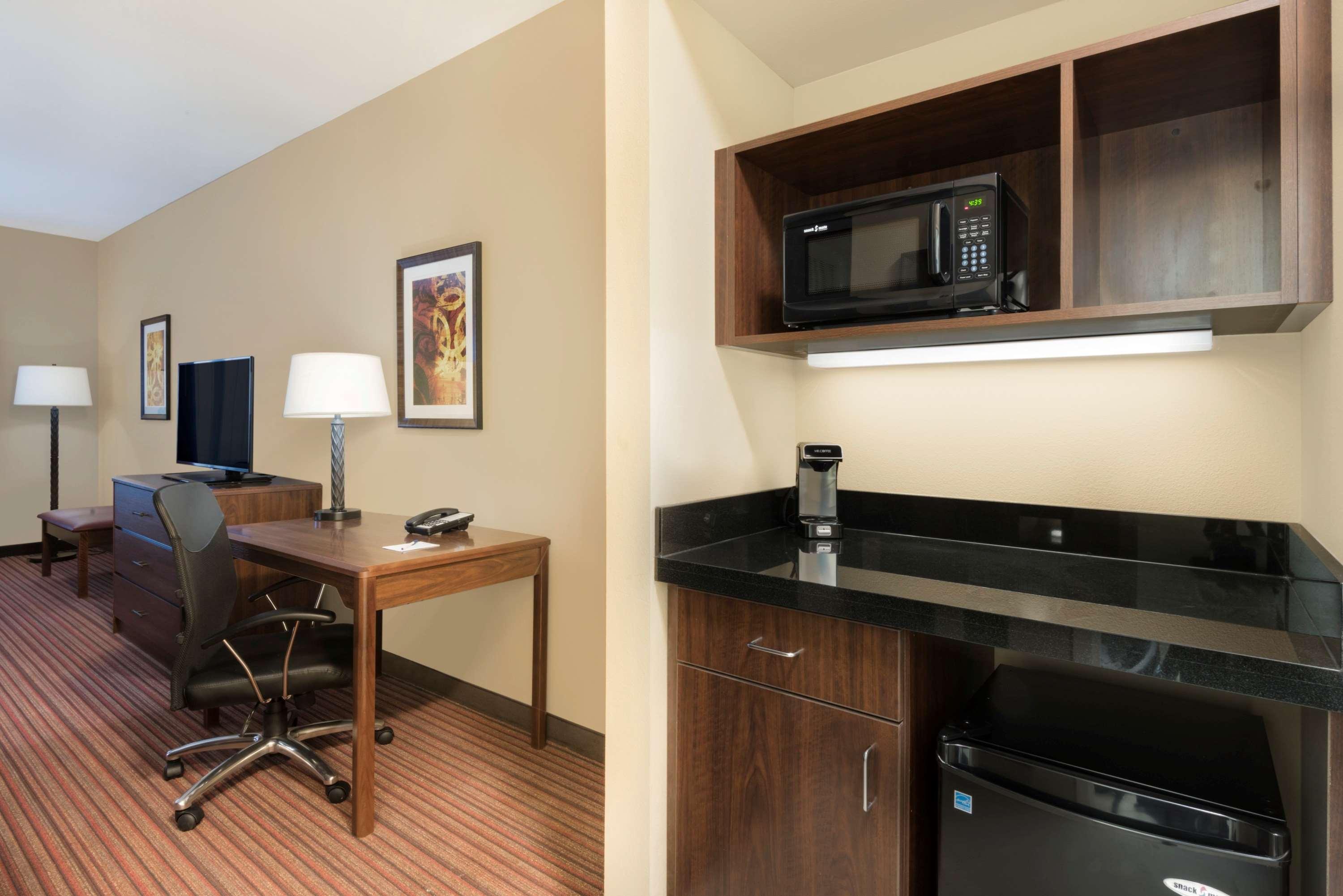 Best Western Plus Hudson Hotel & Suites Exterior photo